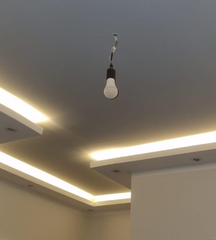 Frisch gestrichener Flur mit abgehängter Decke und indirekter Beleuchtung