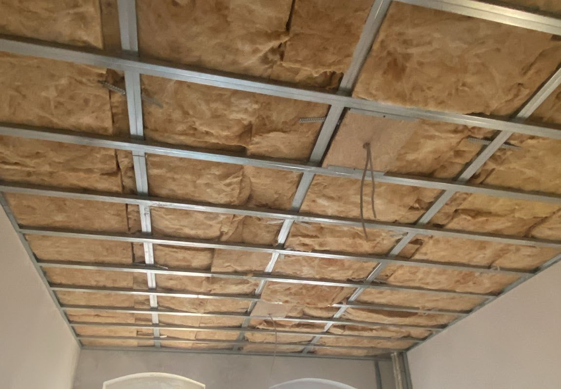 Altbauraum mit Rundbogenfenstern und neuer gedämmter Deckenunterkonstruktion