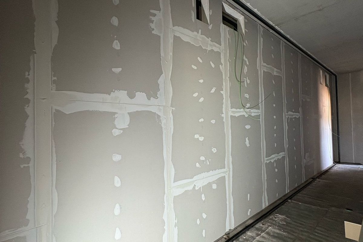 Lange Trockenbauwand mit verspachtelten Fugen und Schraubstellen