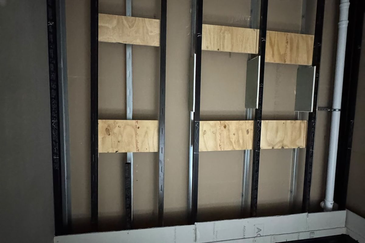 Metallständerwerk mit Holzverstärkungen für eine Vorwandinstallation vor der Beplankung