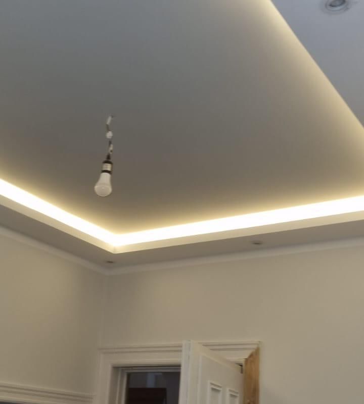 Flur mit weißer Kassettentür und neuer Decke mit Lichtvoute